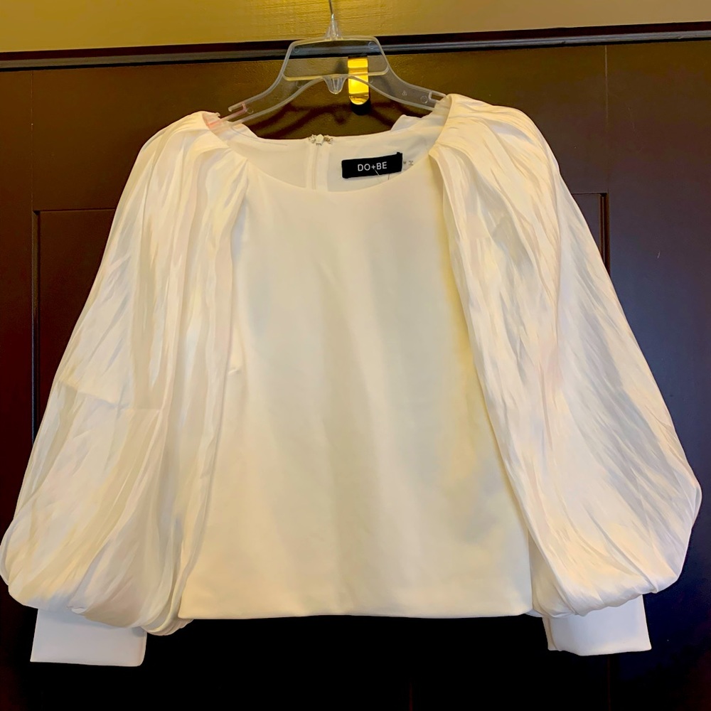 Do+Be Eleanor Cape Sleeve Blouse in White size Medium